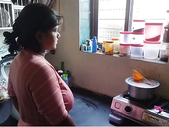 Watch Viral Mms get her big nipples torn up in the Indian kitchen