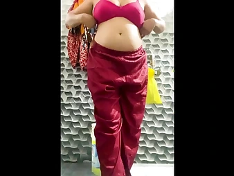 Desibulldozar's Indian office babe shows off her humungous bootie and shaving honeypot