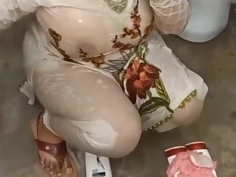 Witness Pakistani PLUS-SIZE Ma Nahate and Desi Wife Village Aunty in a hot shower